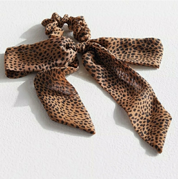 NWT URBAN OUTFITTERS LEOPARD SCRUNCHIE WITH BOW - Picture 2 of 2